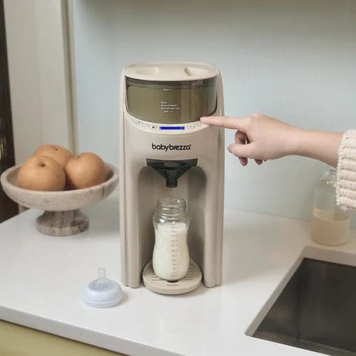 Baby Brezza Formula Pro Advanced in Oatmeal-Farbe auf einer Küchenarbeitsplatte